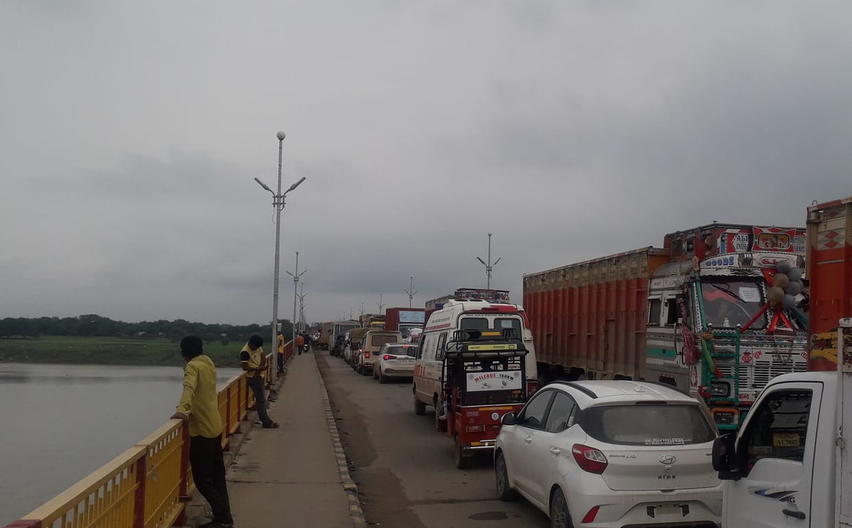traffic jam after heavy rain in mirzapur