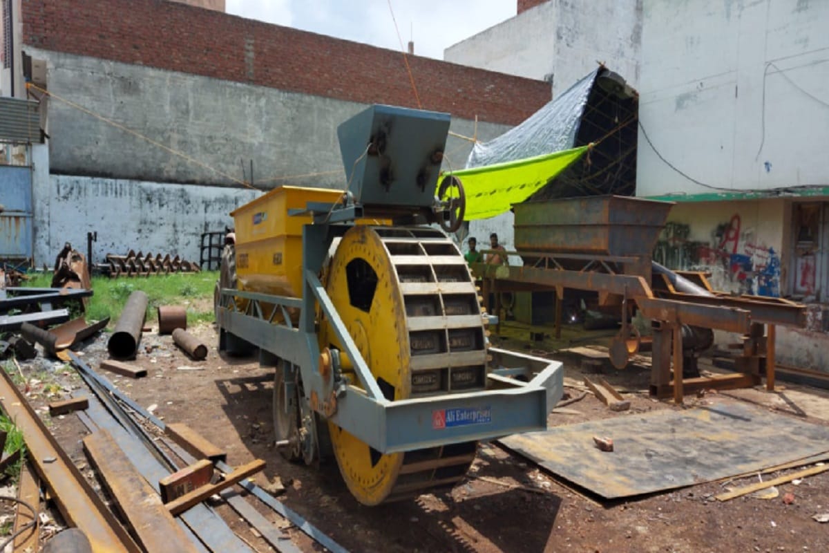 Amar Ujala Exclusive: A person from Sakoti has made a brick making machine in Meerut