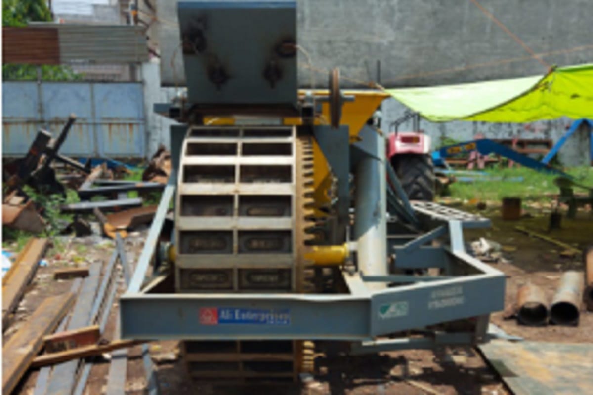 Amar Ujala Exclusive: A person from Sakoti has made a brick making machine in Meerut