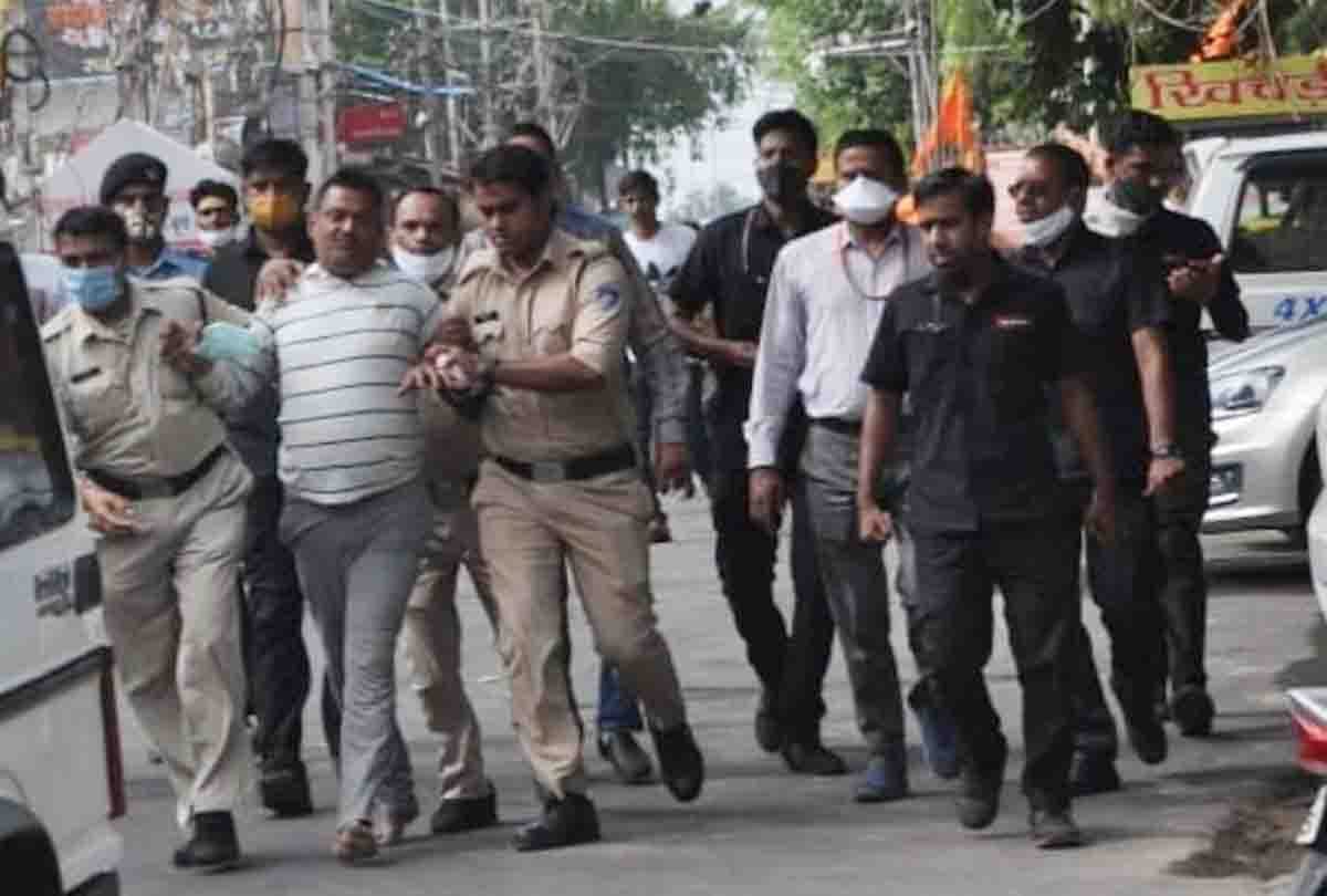 Vikas Dubey Arrested News: Vikas Dubey crossesed the border of Madhya Pradesh by car writing a high court number plate