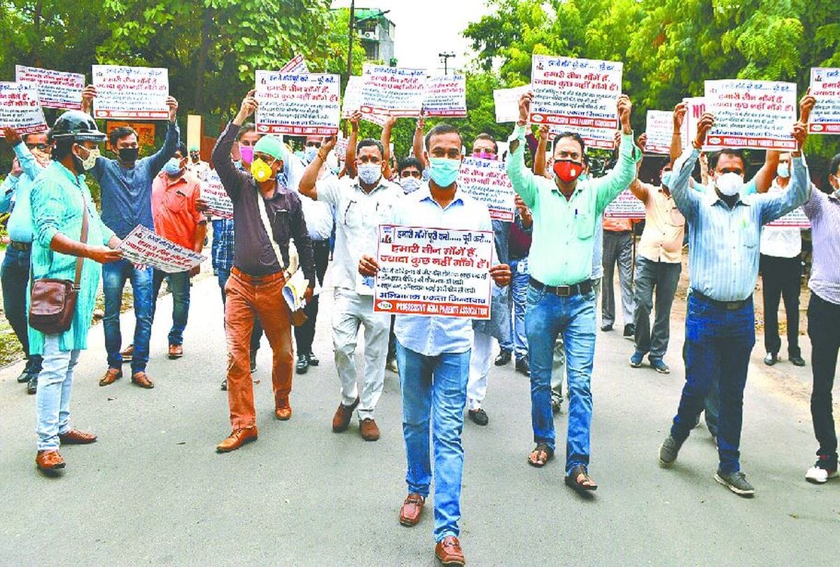 PAPA protest for school fees waiver in agra