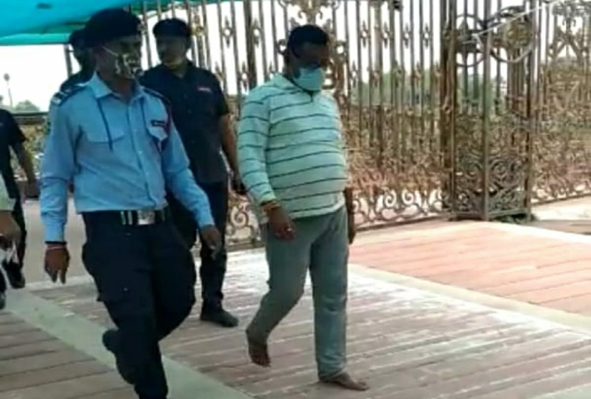 Vikas Dubey Kanpur Encounter News Hindi: gangster vikas dubey arrested in ujjain, Vikas Dubey latest news in hindi