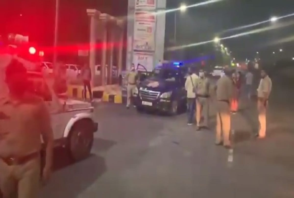 Vikas Dubey Kanpur Gangster: Kanpur Encounter main accused vikas dubey news police kept seacrching in Noida and he reaches Ujjain