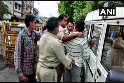 Vikas Dubey Arrested: Martyr Daroga Anoop Singh's father raised his finger on the police, said he should avenge martyrdom