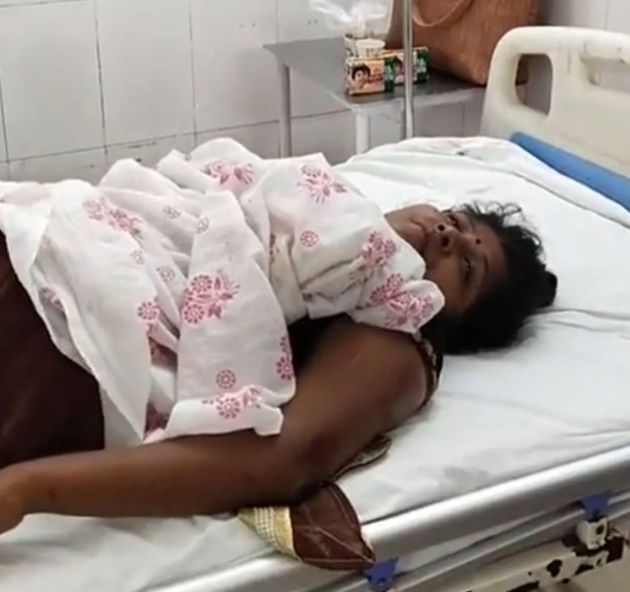 Bike riding miscreants looted Asha Sangini's purse