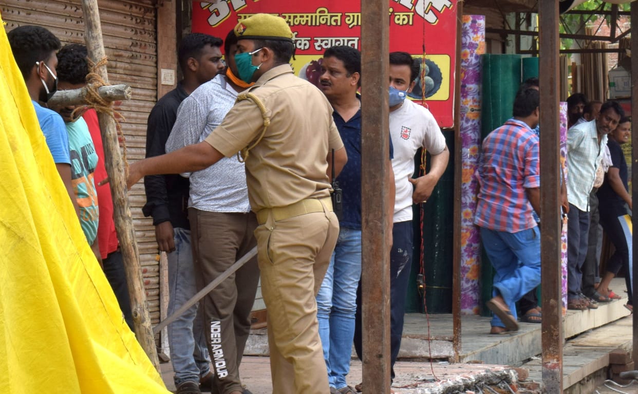 palika karmi ke saath marpeet