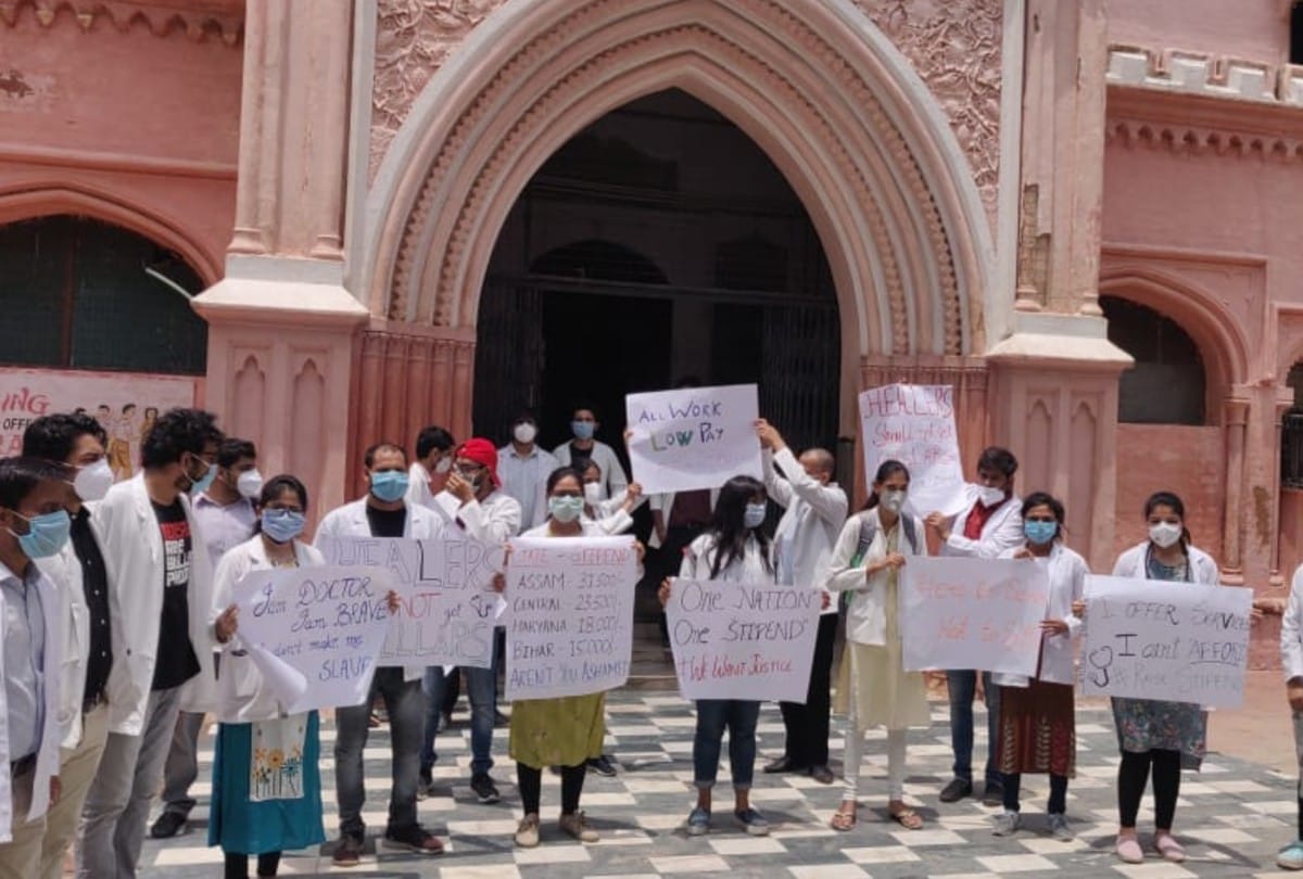 trainees doctors on strike in SN Medical College agra