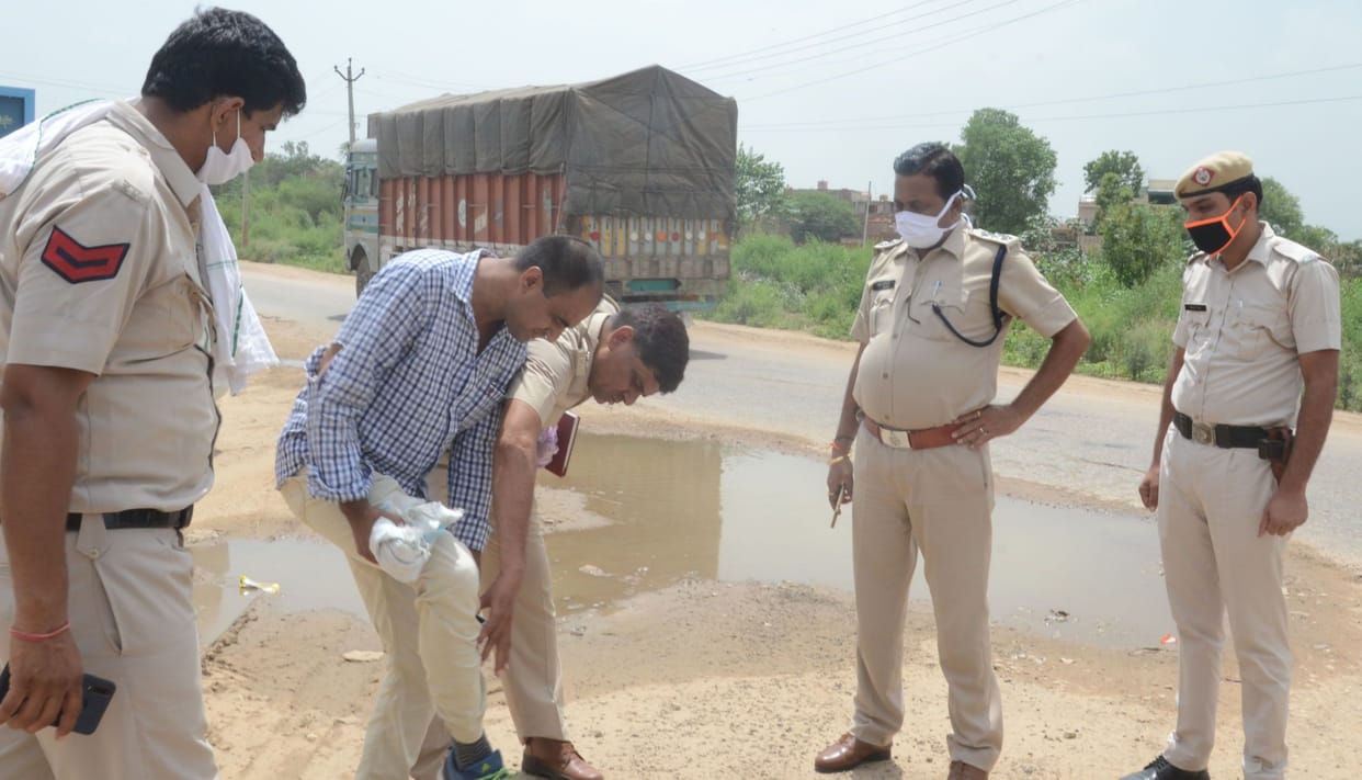 crime case file,charkhi dadri news,vigilance team arrested electricity corporation's