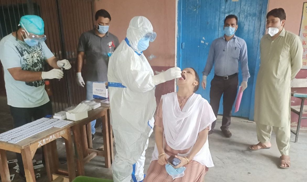 with mucipil department worker  founs 11 corona positive case, chc team take sample for corona testing