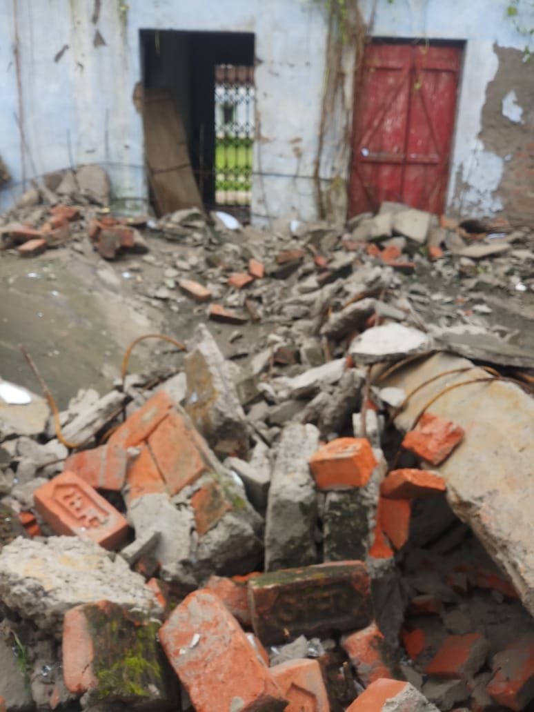 Roof of school collapses