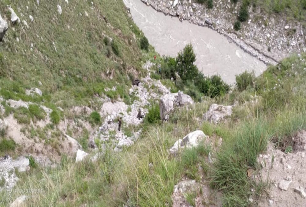 uttarakhand Accident News: Army Vehicle Fall into ditch on joshimath malari road, two Soldiers and One porter Injured