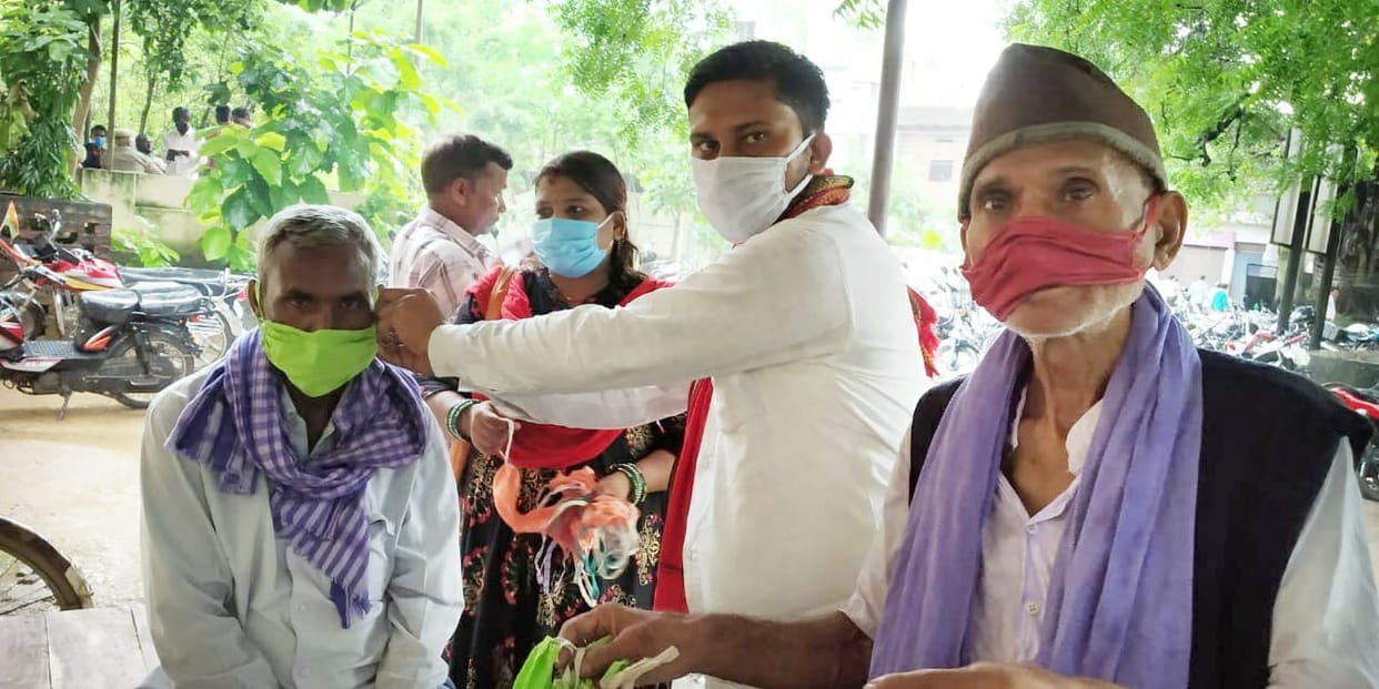 mask distribution by old man in mirzapur