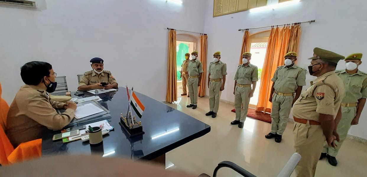 sp mirzapur meeting with recruit policeman