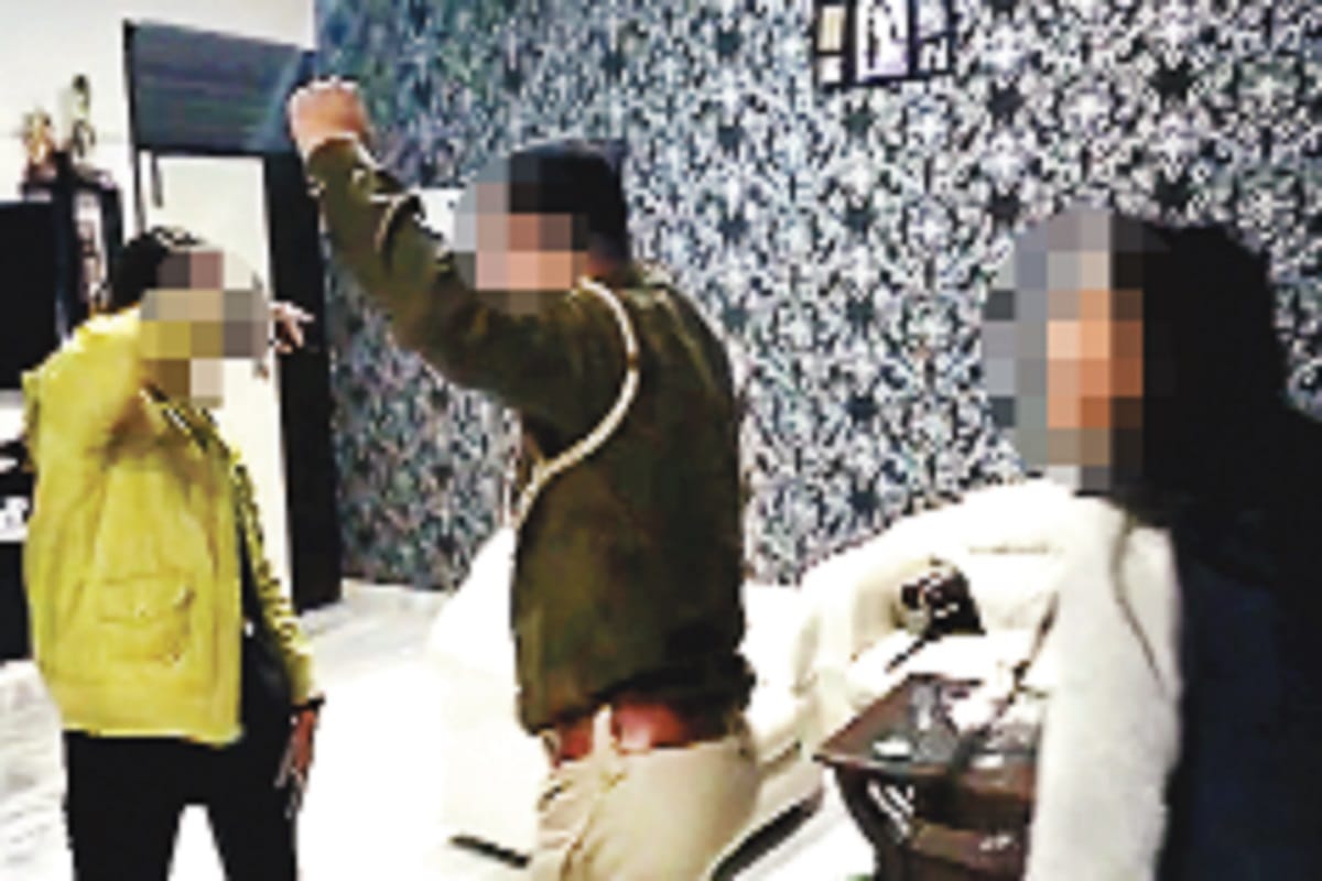 Amar Ujala Exclusive: Two daroga are dancing with girls  in a flat in Meerut and video viral