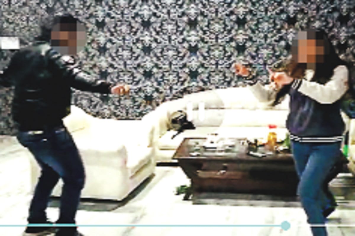 Amar Ujala Exclusive: Two daroga are dancing with girls  in a flat in Meerut and video viral