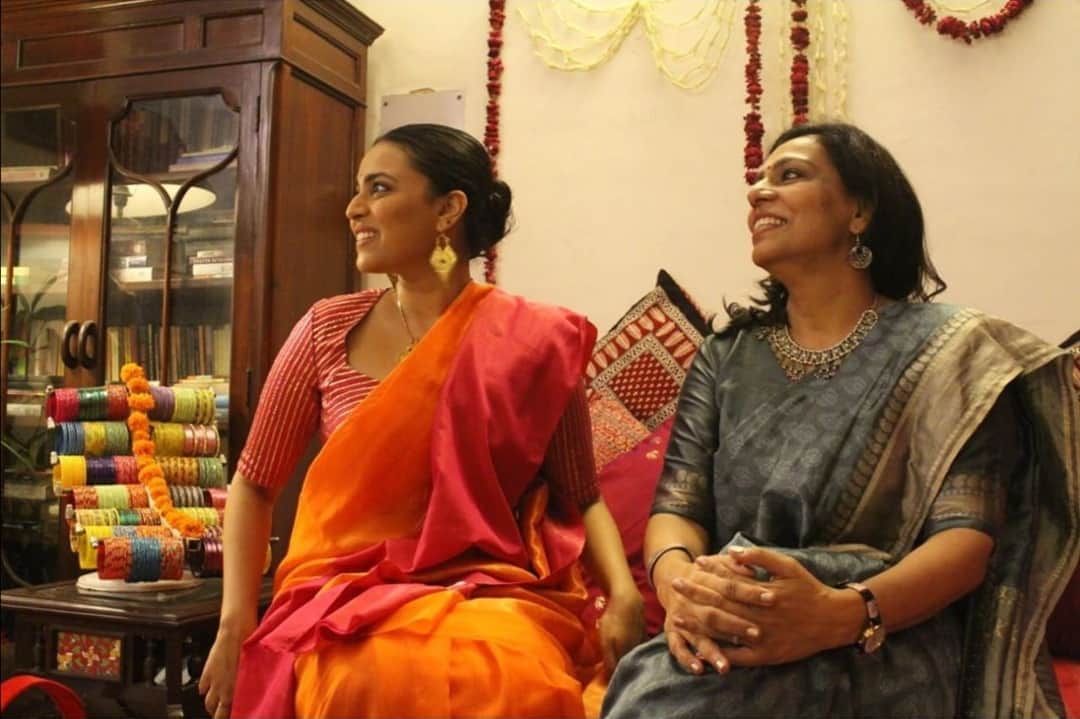 swara bhaskar looks stunning in mehndi function ceremony look in designer saree and blouse