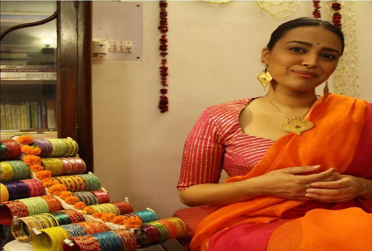 swara bhaskar looks stunning in mehndi function ceremony look in designer saree and blouse