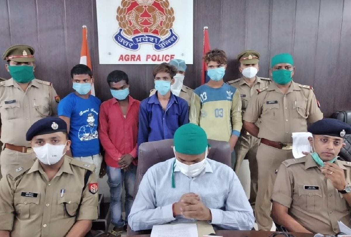 Police arrested four thieves in agra