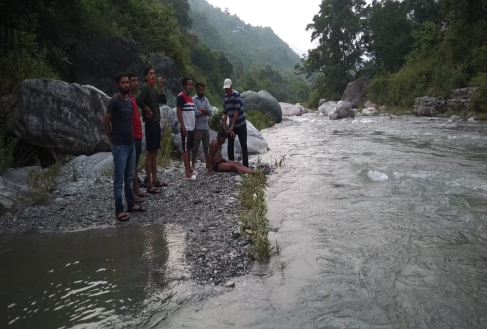 Uttarakhand Weather update: Car swept in overflow canal, Stones and debris fall on badrinath highway