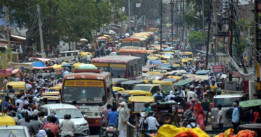 Aligarh: Market crowded, social distancing telegram