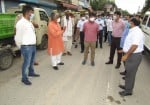 सफाई व्यवस्था का निरीक्षण करते कमिश्नर।