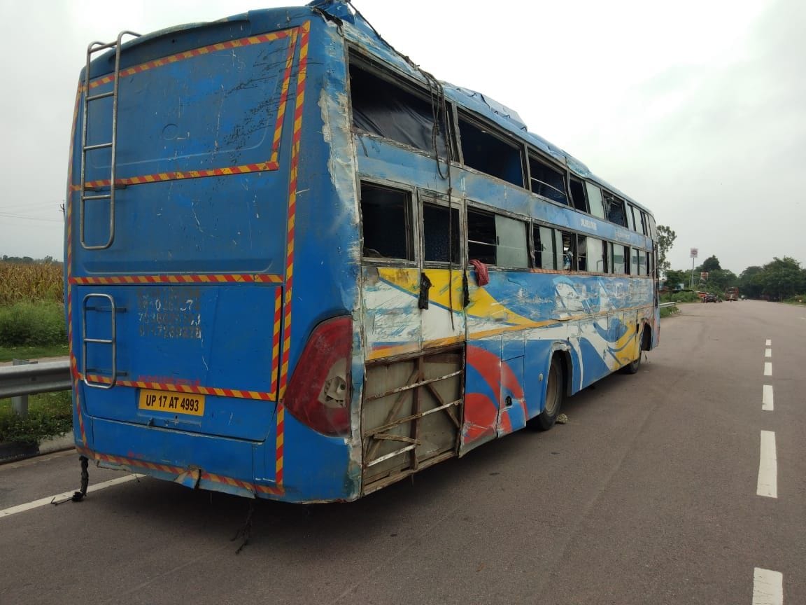 Bus overturned on Lucknow-Agra Expressway, Kishore dies in unnao