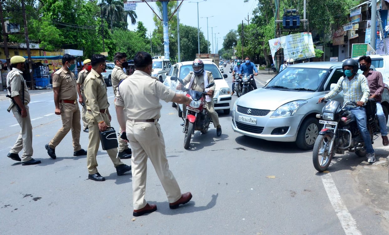 Aligarh: Police running all day to follow the lockdown