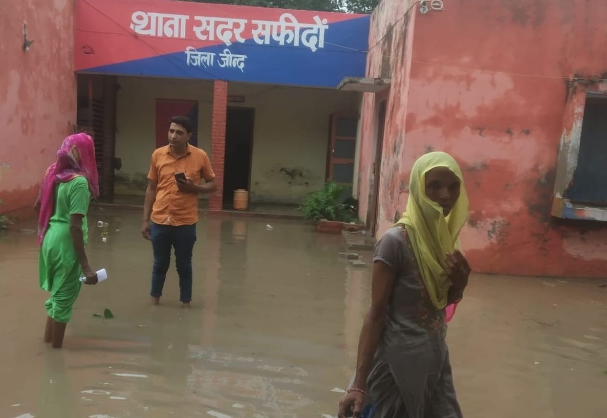 weather, rain, waterlodging in police station, jind
