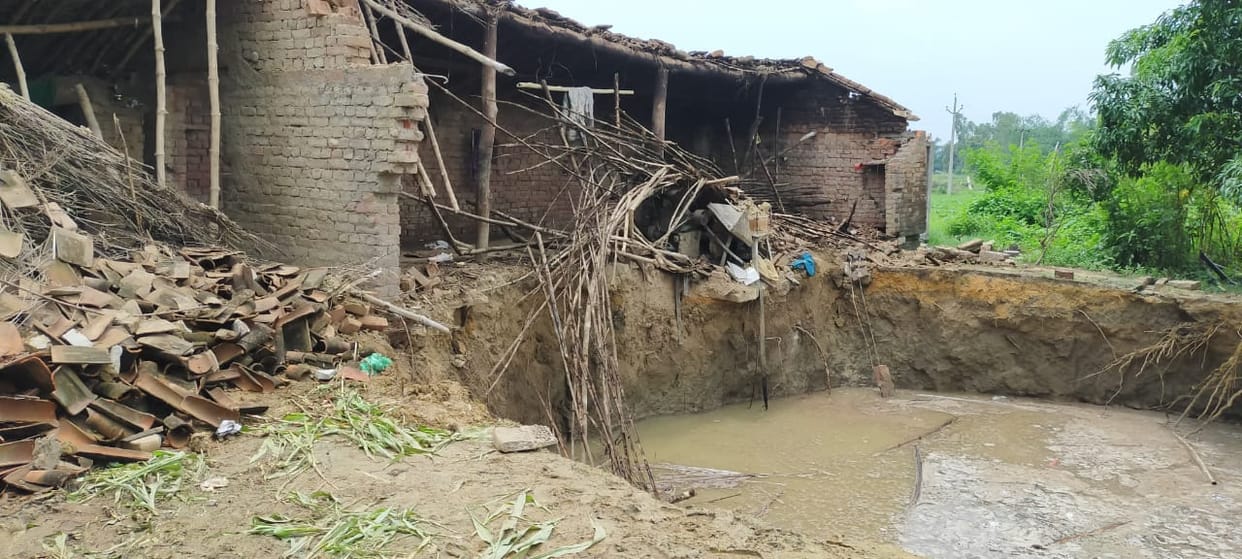 heavy rain in mirzapur house collapsed due to rain