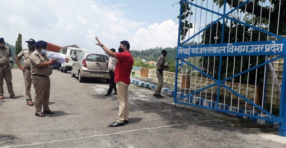 Police will be deployed on the dam safety barrier