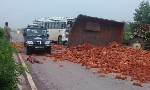 Tractor driver dies due to collision with tourist bus