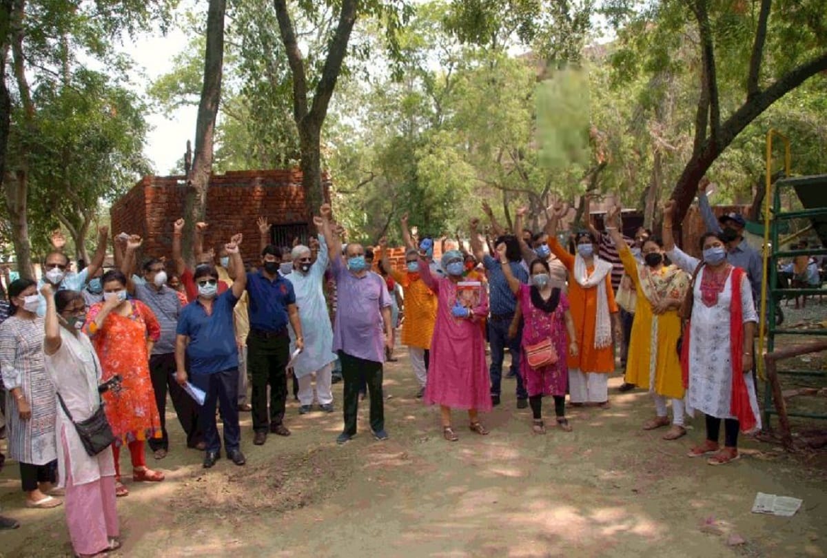 Noida sector 26 residents protest against bio gas plant installation in their area