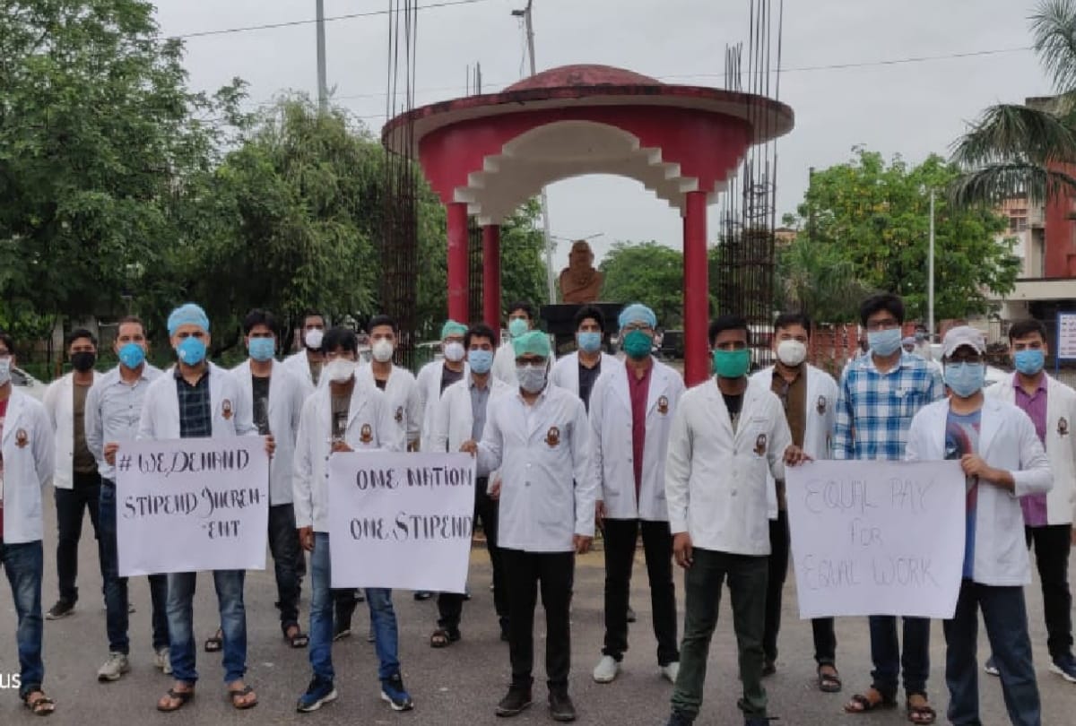 brd medical student protest on internship issue in gorakhpur