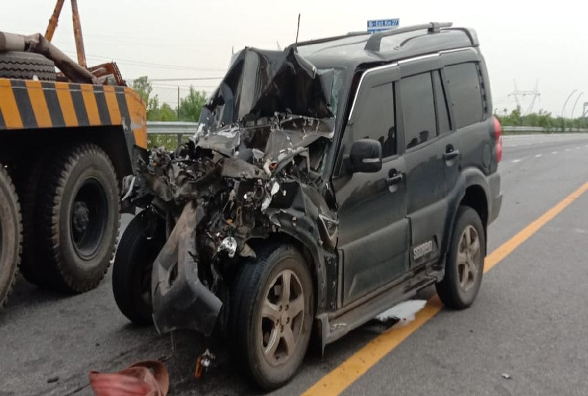 agra news: car accident on agra lucknow expressway
