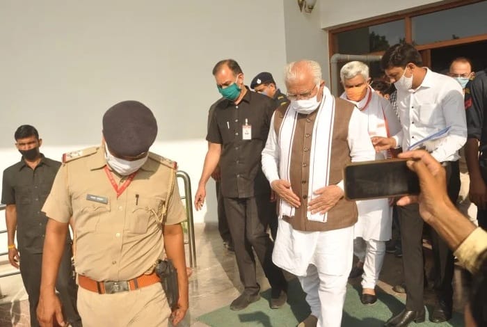 cm manohar lal advised to bhupinder singh hooda and randeep surjewala, gandhi family