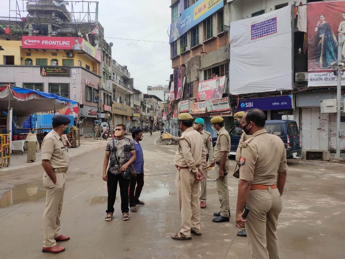Year Ender 2020: Year passed waiting for corona vaccine 349 people broke from corona in Varanasi
