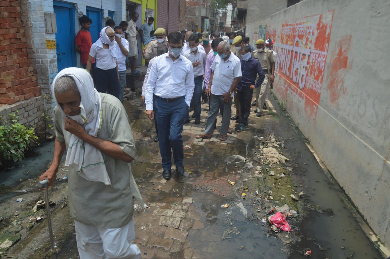 Hathras: The messenger of the government found a lot of garbage and garbage in the place, resentment expressed