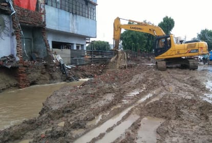Trucks stuck in pits on under construction forelane at Gorakhpur Varanasi National Highway