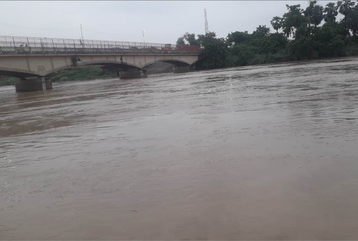 gorakhpur flood news: flood water enter in thirty village after increase in water level of rivers
