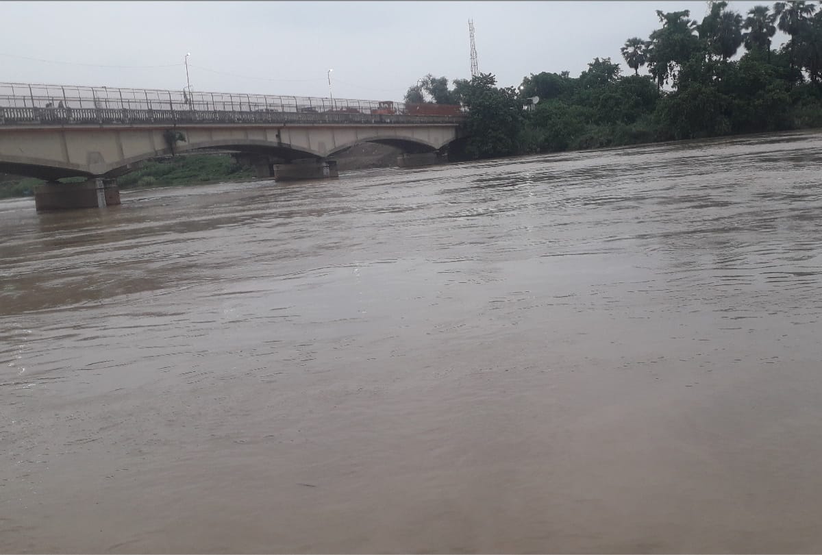 Gorakhpur Flood news: rapti and saryu river across danger mark,  villages of flood water in gorakhpur
