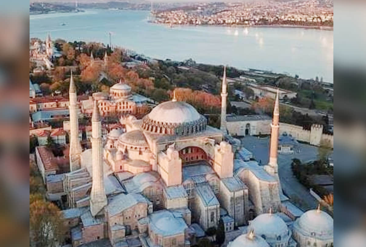 Hagia Sophia In İstanbul : 900 years church, 500 years mosque, then museum, now mosque again, Know History