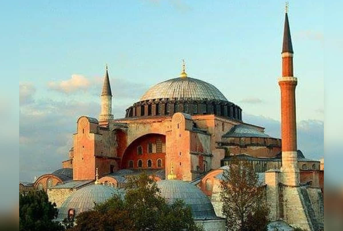 Hagia Sophia In İstanbul : 900 years church, 500 years mosque, then museum, now mosque again, Know History