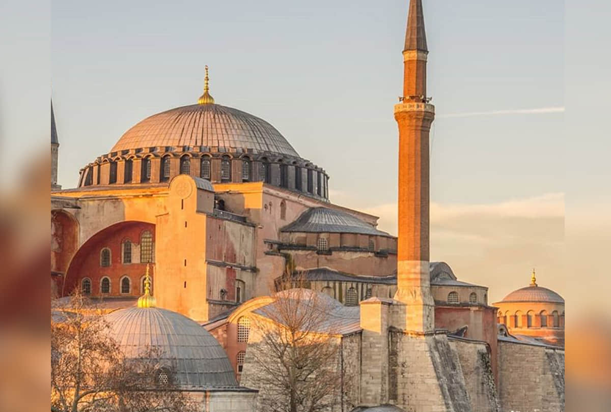 Hagia Sophia In İstanbul : 900 years church, 500 years mosque, then museum, now mosque again, Know History