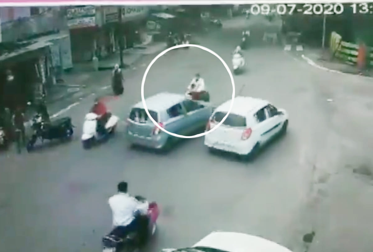 Hoshangabad News : a car rams into a scooty rider father-daughter, creepy cctv video of road accident, watch viral video
