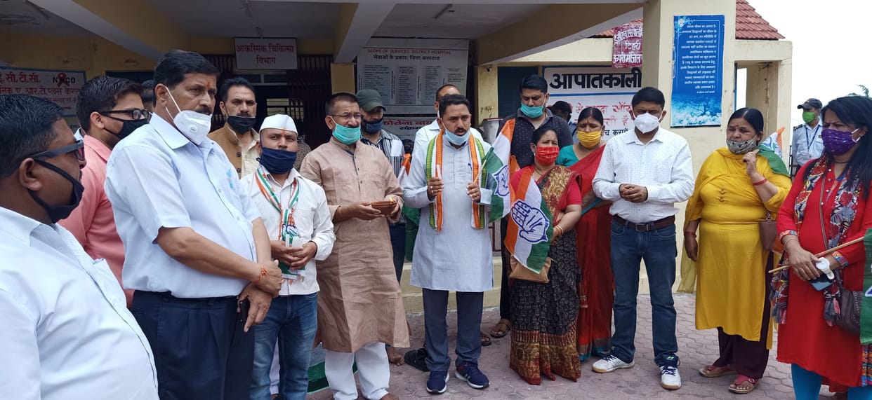 Congress party protest against poor health services, wake up government by lighting lamps and candles