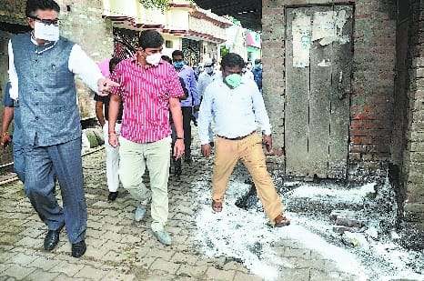 Madhobari slum situation: Nodal officer furious after seeing choke drains and dirt ... what a joke