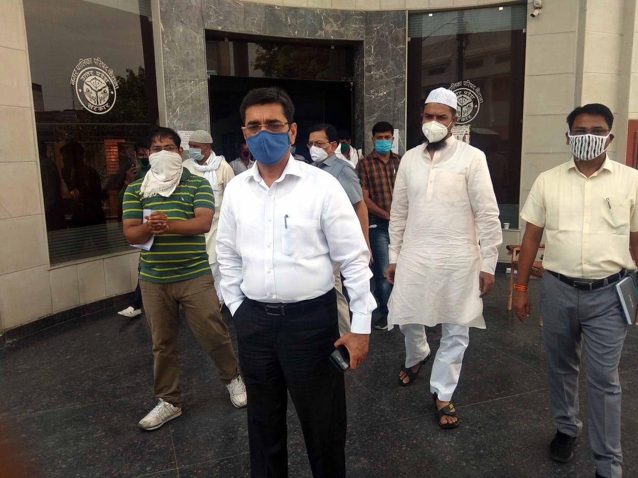 Angry nodal officer seeing garbage in front of hospital