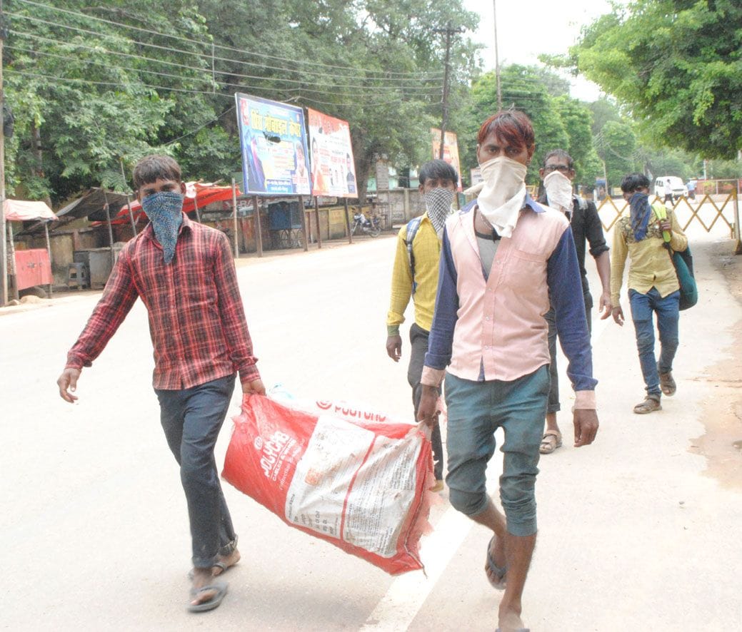 lokadaun: yaatree phanse, ullanghan mein kaee ke chaalaan