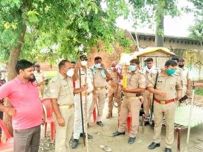 Youth of two villages clashed in minor dispute, stone pelt on UP 112 police, vehicle damaged