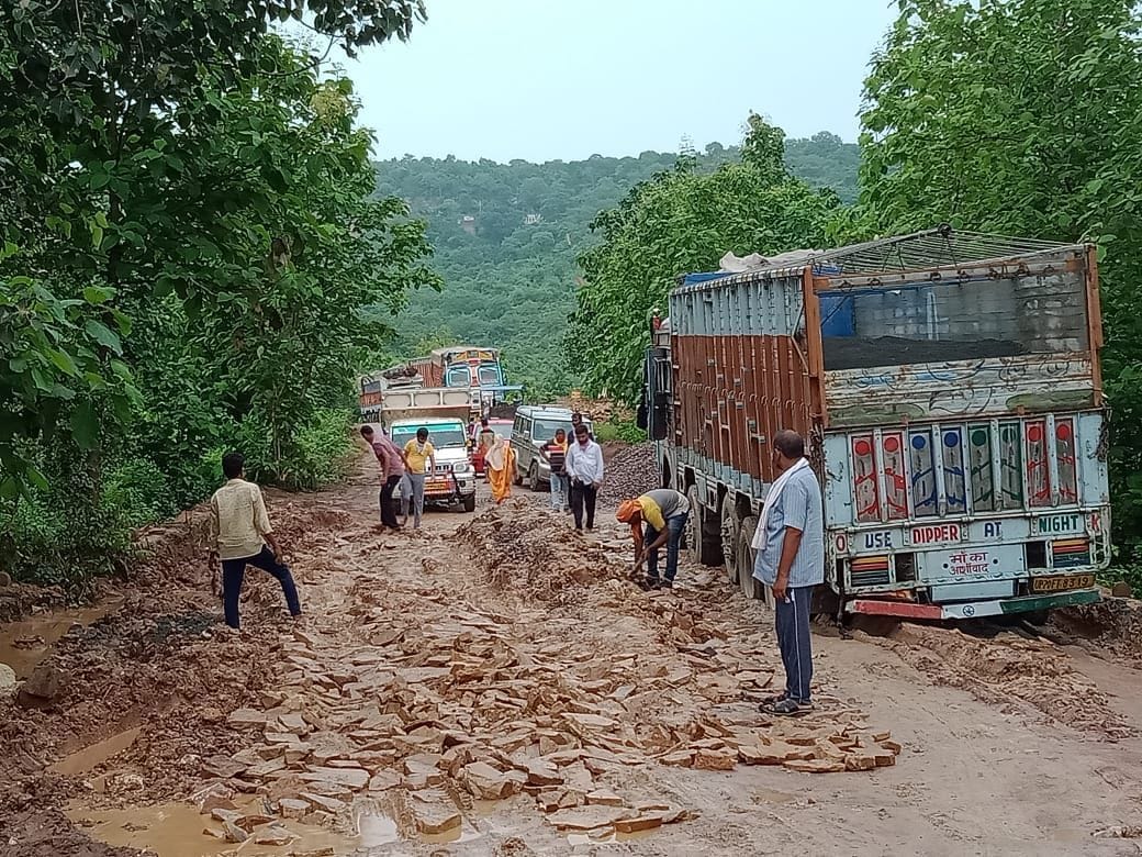 Hanuman Dhara road again sunk, vehicle stuck
